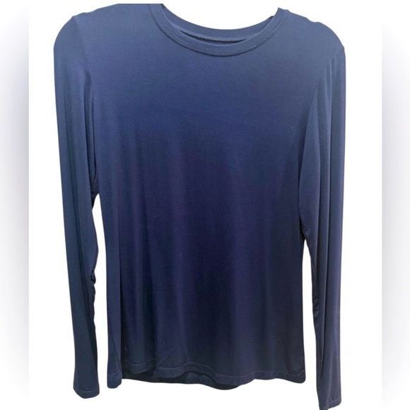 Navy cuddl duds long sleeve shirt in excellent like-new condition  size medium - Picture 2 of 4